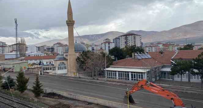 Niğde’de depremde hasar alan minare yıkıldı