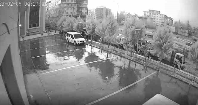 Depremin yeni görüntüleri ortaya çıktı: Gece gündüze dönmüş, bina böyle çökmüş