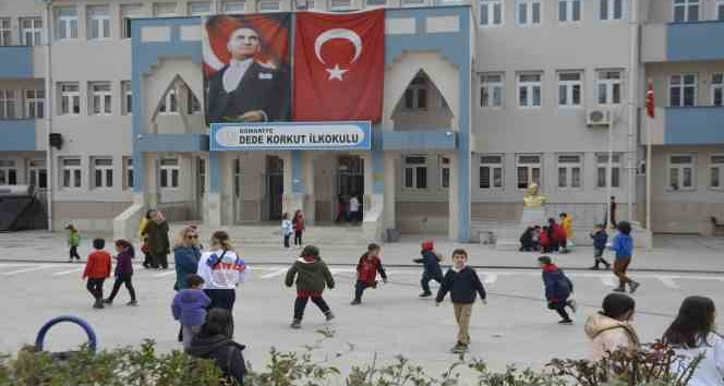 Öğrencilerin ilk ders konusu deprem oldu