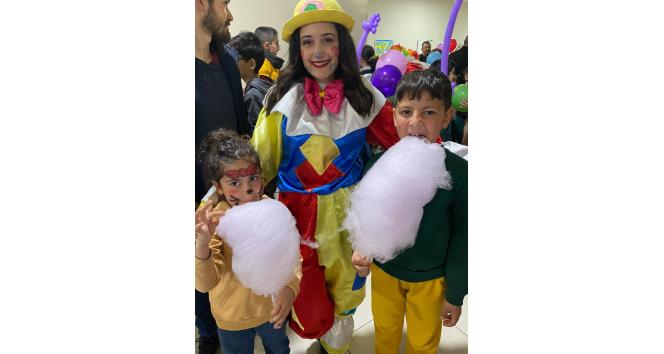 Depremzede çocuklar palyaçolarla güldü