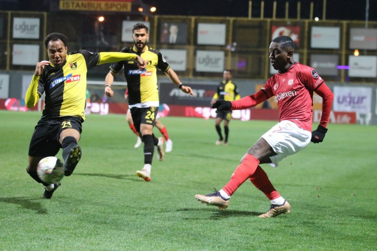Sivassporlu Gradel üst üste kırmızı kart görerek tarihe geçti!