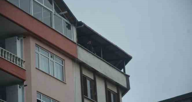 Silahıyla 2 kişiyi yaralayan şahıs çıktığı çatıda vatandaşlara korkulu anlar yaşattı