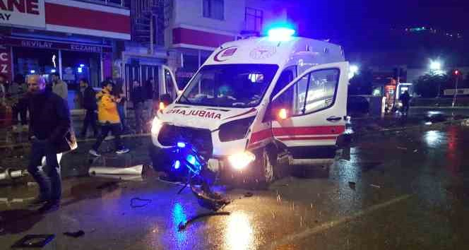 Hasta taşıyan ambulans otomobille çarpıştı