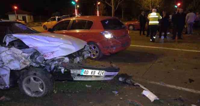 Kırmızı ışıkta bekleyen araçlara çarpıp kaçtı: 3 yaralı