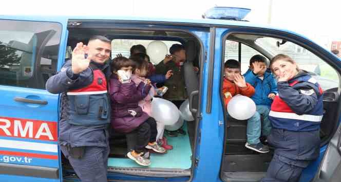 Jandarma ekipleri çocuklara jandarmayı tanıttı