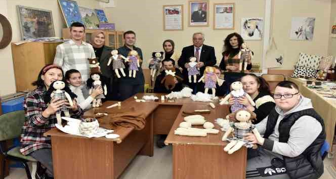 Gümüşhane’de özel gereksinimli çocuklar depremzede çocuklar için bez bebek yapıyor