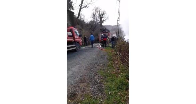 Çıkan yangında ev kullanılamaz hale geldi