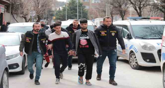 İranlı şahsın bıçaklanarak öldürülmesiyle ilgili Afganistan uyruklu 6 şüpheli adliyeye sevk edildi