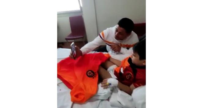 Hastanede tedavi olan Ömer Halis, Galatasaraylı futbolcular ile görüştü
