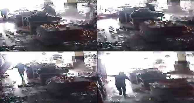 Deprem anına ait yeni görüntü: Raflar ürünler devrildi, insanlar panikle kaçtı