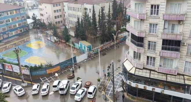 Görenler şaşkına dönüyordu, sağanak yağışta zor anlar yaşattı