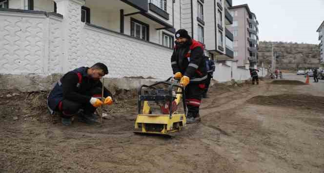 Belediye ekipleri yol bakım-onarım çalışmalarını sürdürüyor