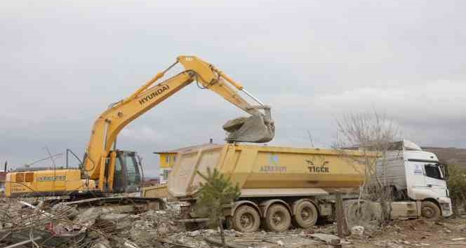 Afşin’de enkaz kaldırma çalışmaları devam ediyor