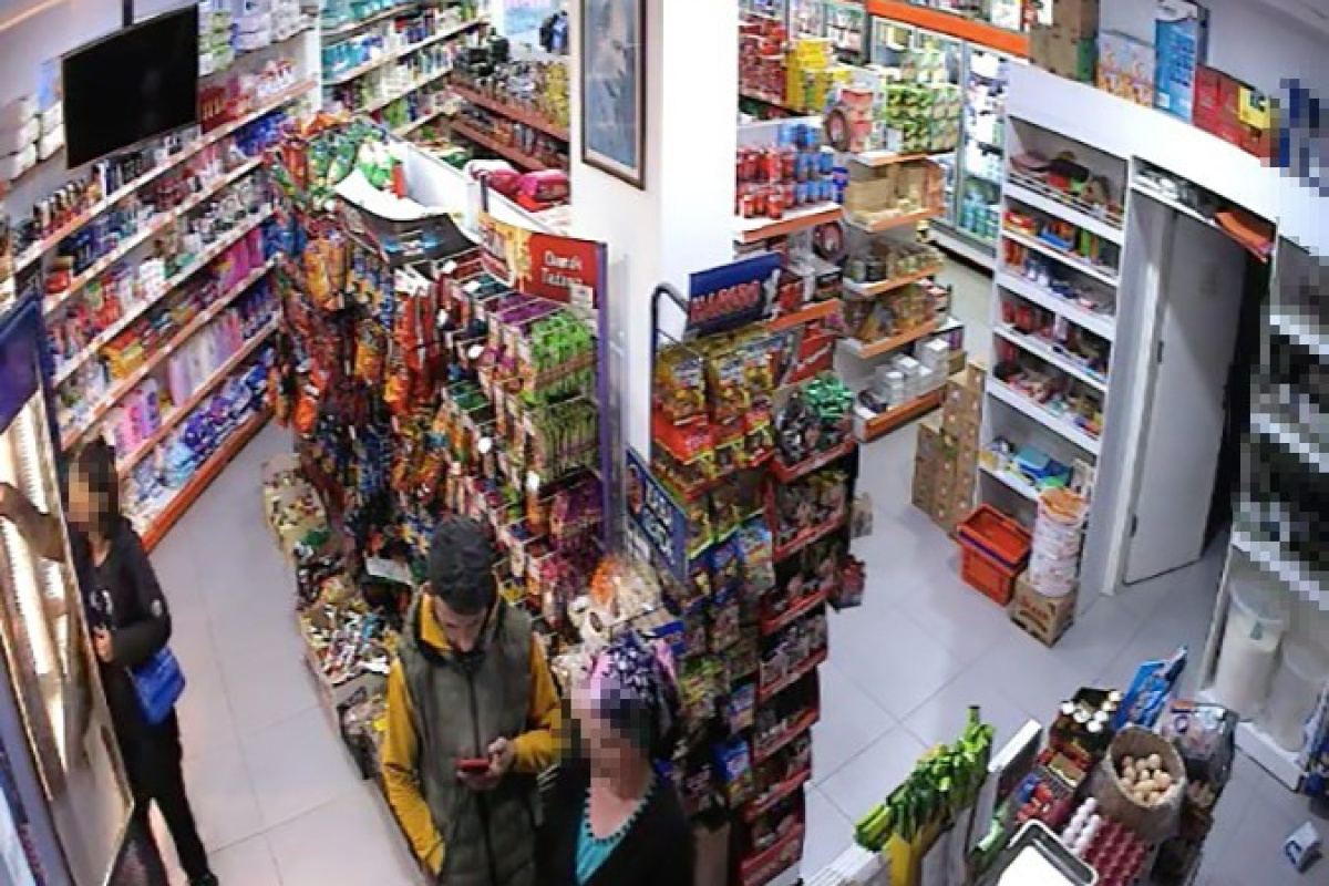 Marketten içki şişesi çalan kadın, müşterinin dikkati ile yakayı ele verdi