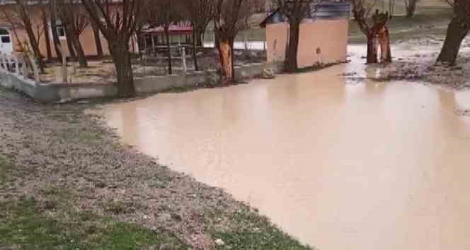 Sivas’ta tarım arazileri ve bahçeler sular altında kaldı