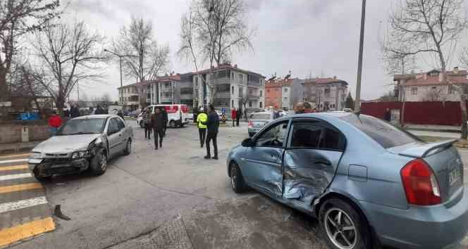 3 araçlı trafik kazası: 1 yaralı