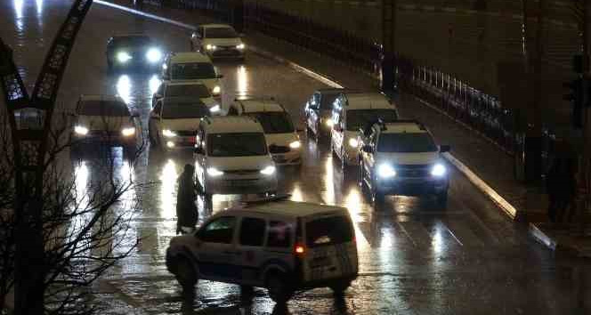 Mardin’de sağanak yağışla birlikte gündüz geceye döndü