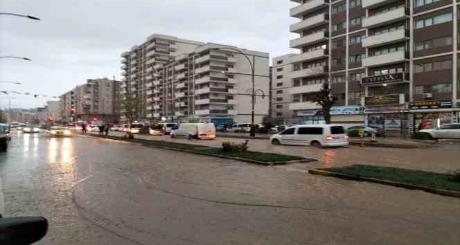 Cizre’de sağanak hayatı olumsuz etkiledi