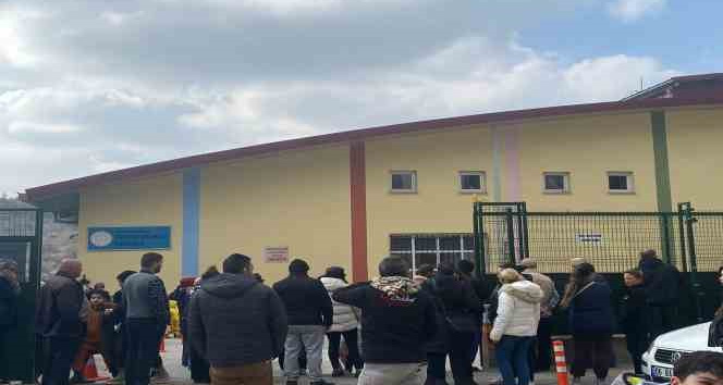 Ankara’da sinir krizi geçiren şahıs ilkokuldaki 20 kişiyi rehin aldı