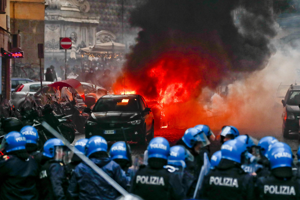 Napoli-Eintracht Frankfurt maçı öncesi Alman taraftarlar polisle çatıştı