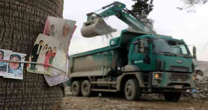 Deprem geride acı hatıralar bıraktı: Enkazdan çıkan fotoğraflar ağaçlara bağlanıyor