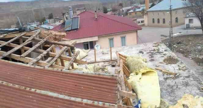 Erzincan’da fırtına sonrası oluşan hortum çatıları uçurdu
