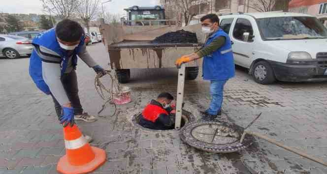 Siirt belediyesi SİSKİ ekiplerince mazgal ve rögarlar temizleniyor