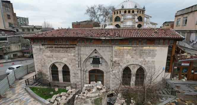 319 yıllık caminin vefalı kuşları camiyi terk etmiyor