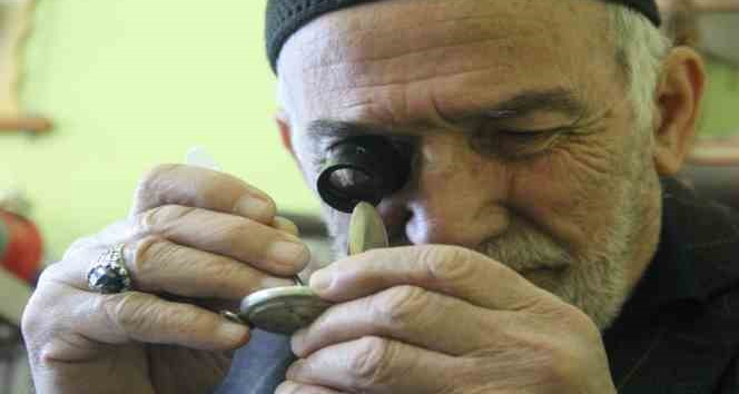 20 metrekarelik dükkânda yarım asırdır saat tamir ediyor