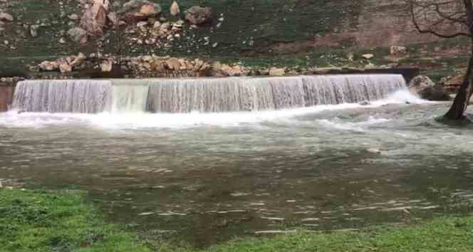 Mardin’de şiddetli yağış sonrası Karasu Çayı ve GAP Şelalesi taştı