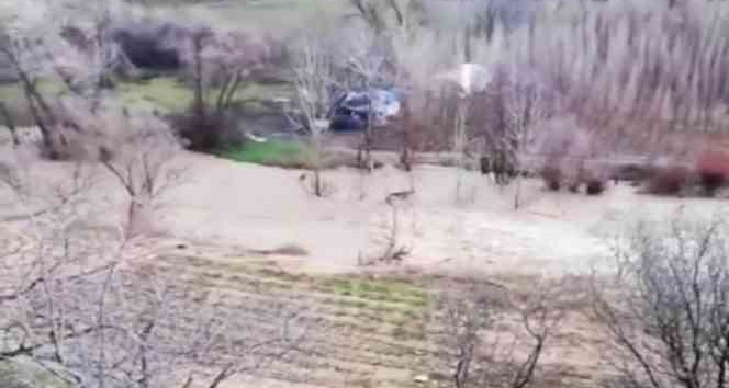 Tağar çayı taştı, tarım arazileri ve bağ evleri zarar gördü