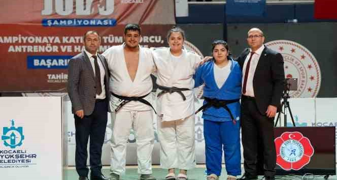Salihlili judoculardan 2 altın, 1 bronz madalya