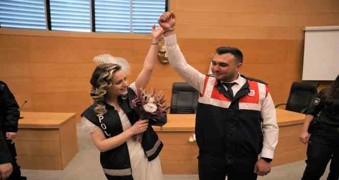 Polis ve Jandarma personeli üniformaları ile dünya evine girdi