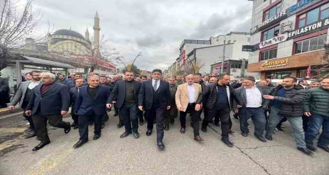 Bingöl’de AK Parti’den milletvekili aday adayı olan Korkutata’ya müracaatında binlerce kişi eşlik etti