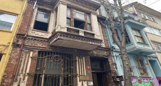 Gazeteci ve sanatçı Dr. İhsan Ünlüer’in Kadıköy’deki evi yandı