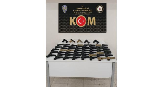 Silah kaçakçısı Bulgar çift Türk polisine takıldı: Otomobillerinde 59 tabanca yakalandı