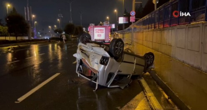 Refüjü aştı, karşı şeritteki araca çarpıp takla attı: 3 yaralı