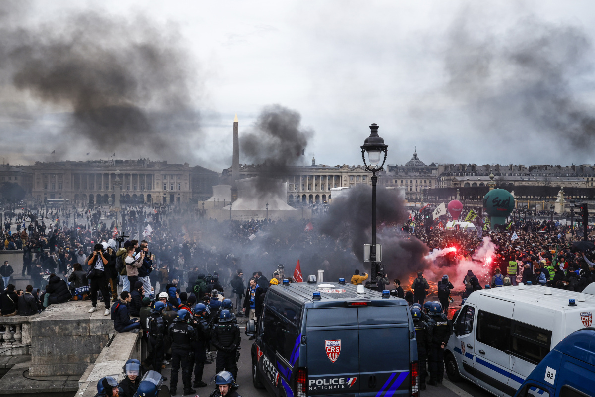 Fransa&#039;da emeklilik reformunun Ulusal Meclis&#039;te oylamaya sunulmadan geçmesine protesto