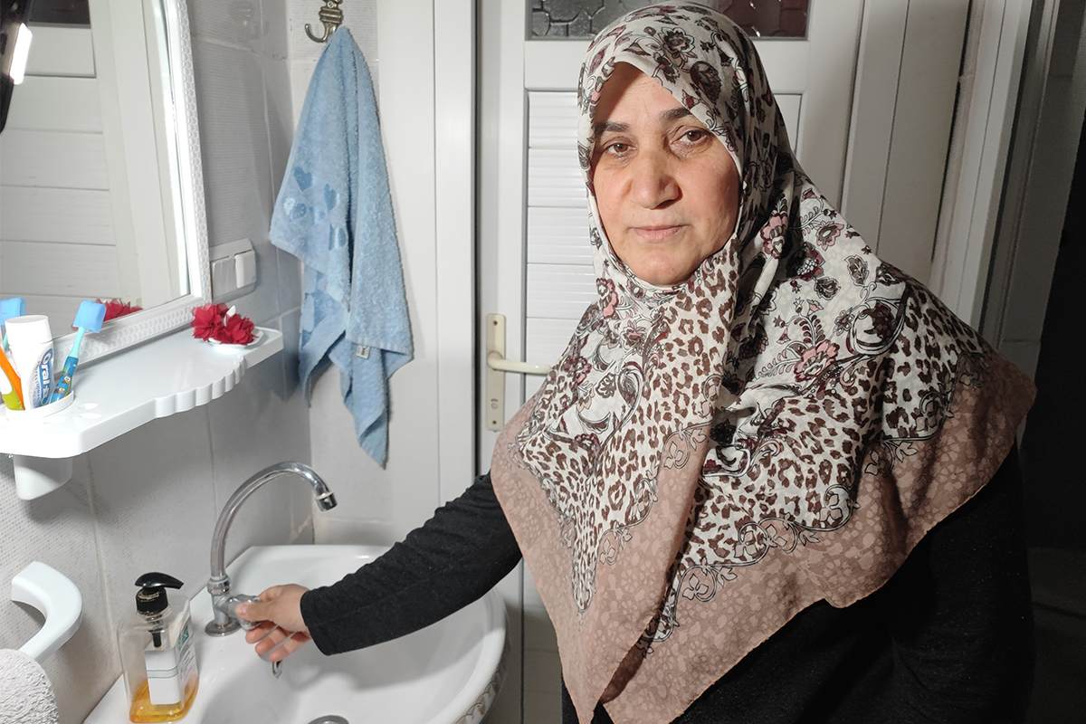 Evden çıkmayan kiracısının elektrik ve su aboneliğini iptal ettirdi