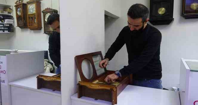 Mardin’in ’sarkaçlı saat’ tamircisi 50 yıl önce babasının açtığı dükkanda 21 yıldır çalışıyor