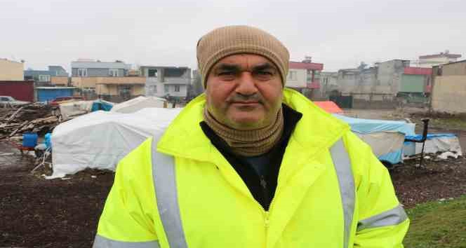 Gönüllü öğretmen, depremzedelerin yaralarının sarılmasına destek oluyor