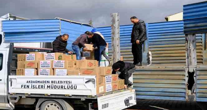 Akdağmadeni’nde deprem bölgesine yardımlar sürüyor