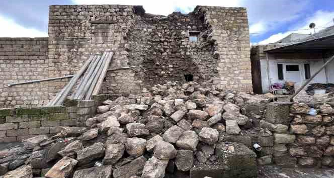 Depremde ağır hasar alan ev, şiddetli yağışta yıkıldı