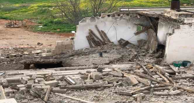 Çivi çakmaya çalıştığı depo başına çöktü: 1 ölü