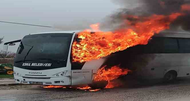 Aksaray’da 25 öğrencinin bulunduğu servis midibüsünde yangın
