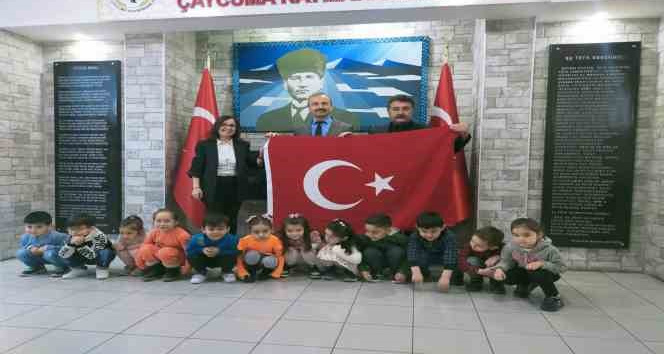 ’Kutsal Emanet’ projesiyle Türk Bayrağını teslim ettiler