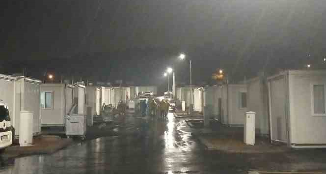 Sağanak yağmur depremzedelere zor anlar yaşattı