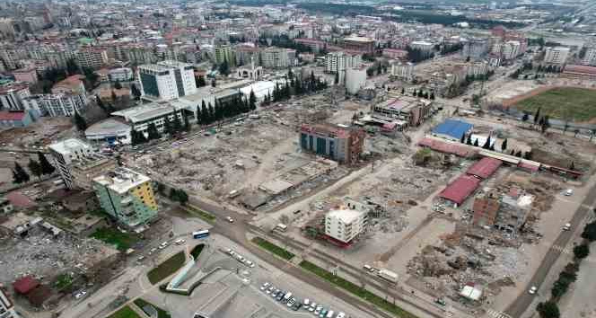 Kahramanmaraş’ta enkaz kaldırma çalışmaları sürüyor