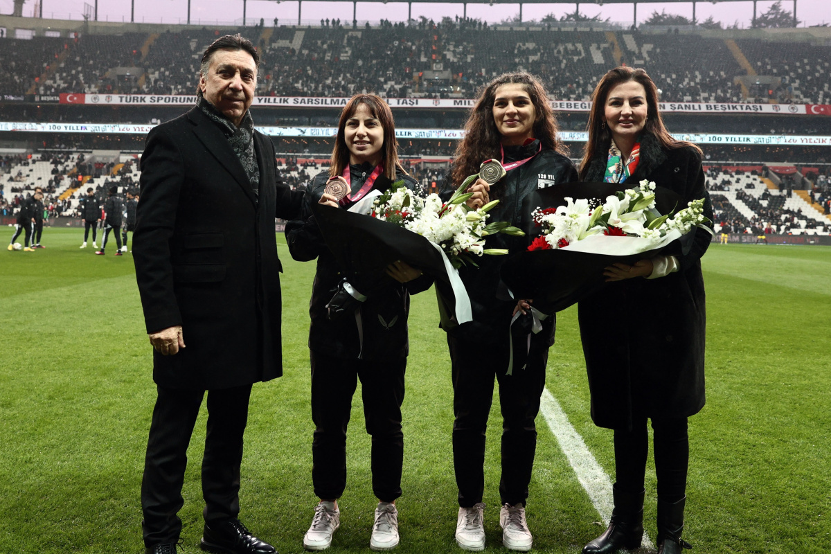 Nesrin Baş ve Ebru Dağbaşı&#039;na, İstanbulspor maçı öncesinde çiçek takdim edildi