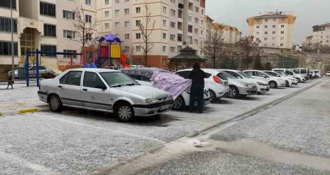 Aksaray’da şiddetli dolu yağışı şehri beyaza bürüdü